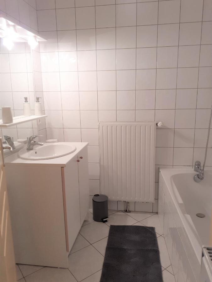 Appartement Rez De Chaussee Avec Terrasse Et Jardin Tence Exterior foto