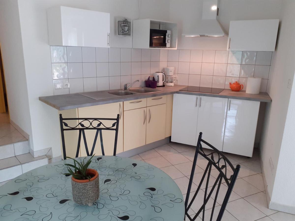 Appartement Rez De Chaussee Avec Terrasse Et Jardin Tence Exterior foto